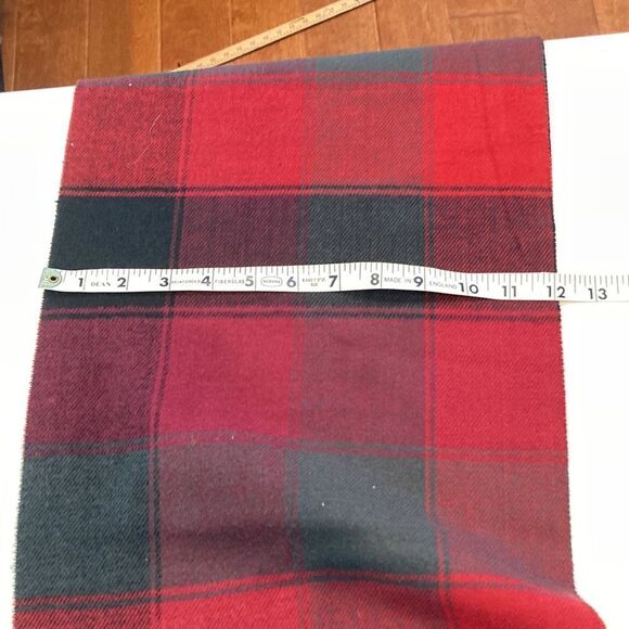 Red and green plaid hundred percent cashmere scarf made in Scotland - Picture 6 of 8